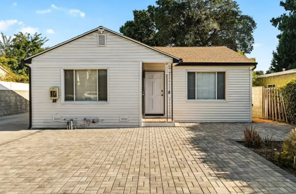 15944 Valerio St, Van Nuys, CA 91406