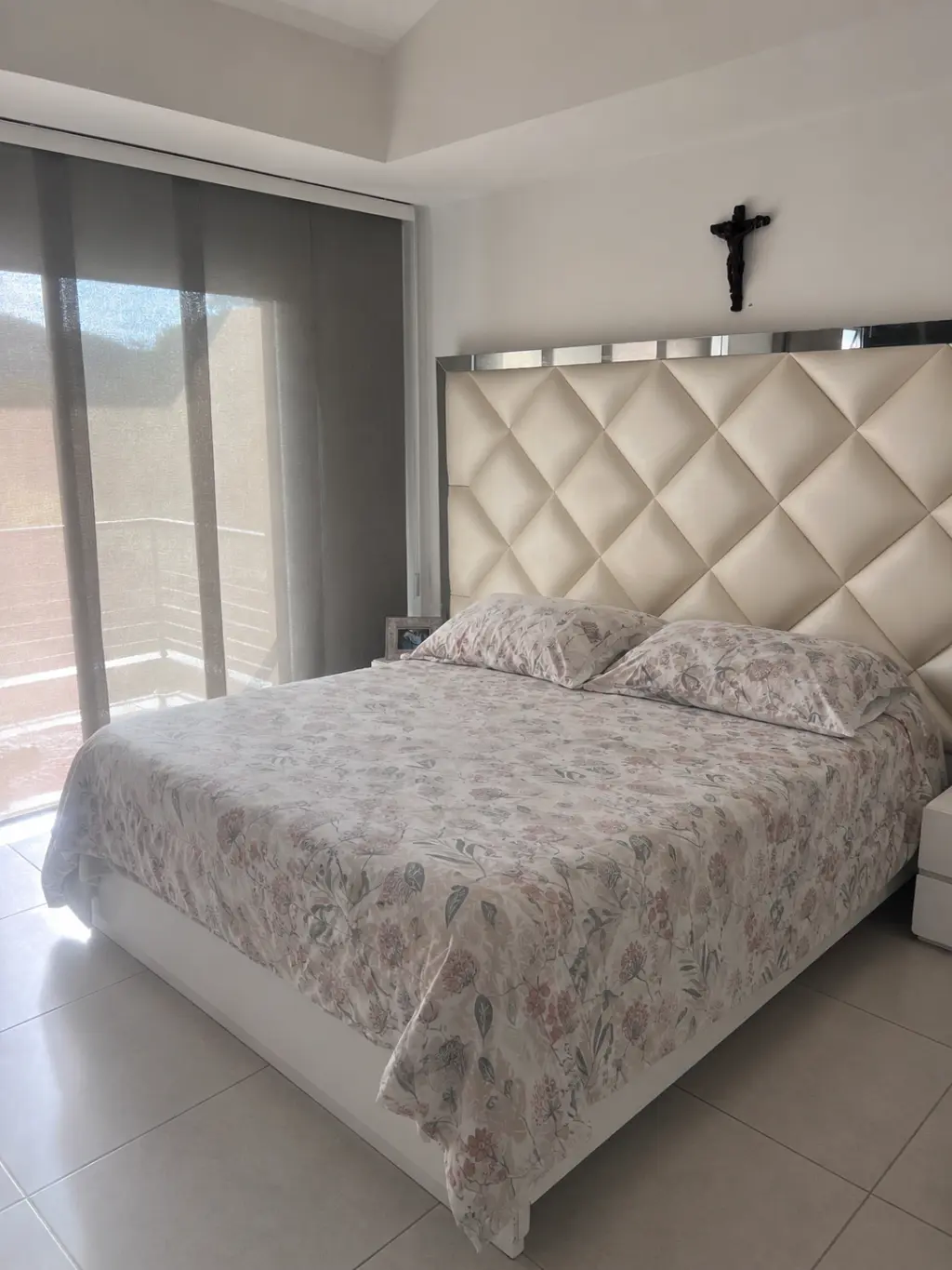Cama Elegante de Tamaño Queen con Ropa de Cama Floral