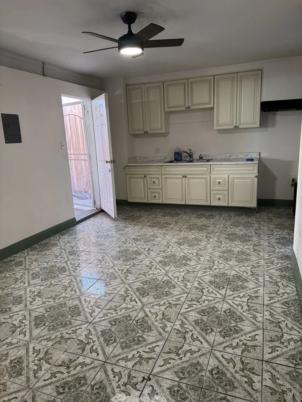 Se renta Amplia Casa de atrás