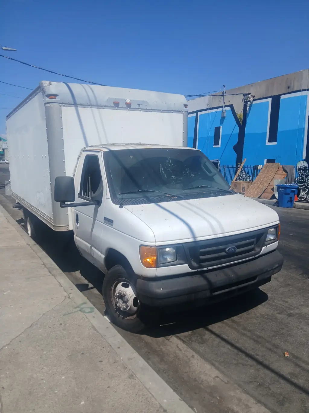Camión de Caja Ford en Venta - Confiable y Espacioso