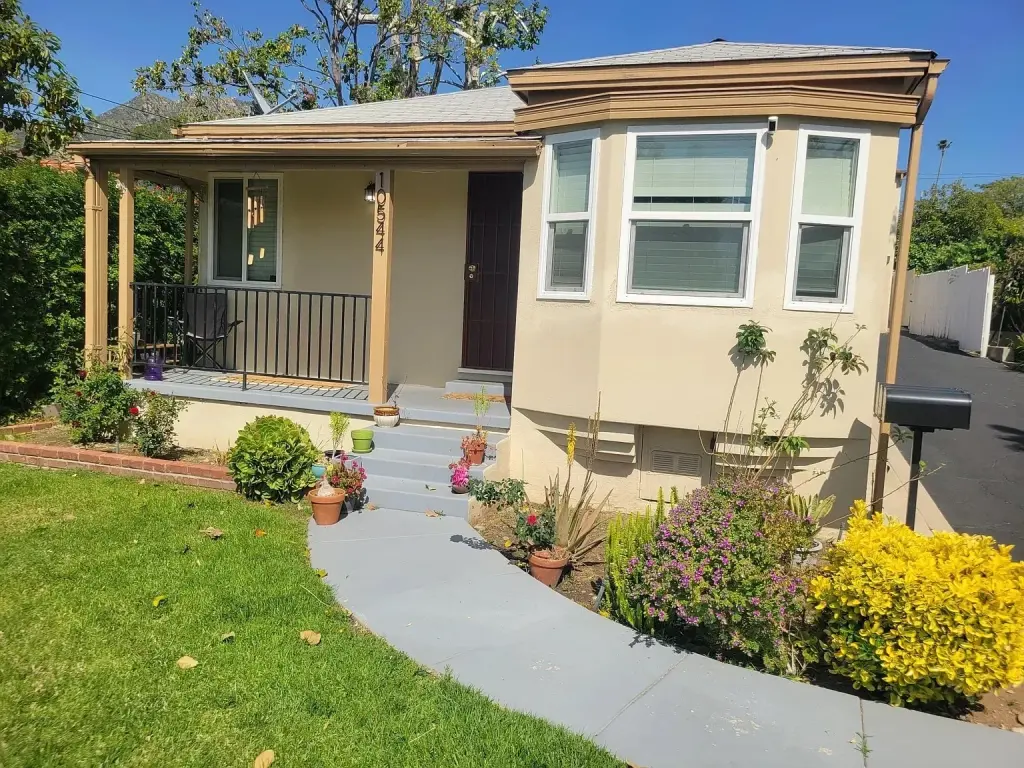 Venga a ver esta hermosa casa recién renovada.