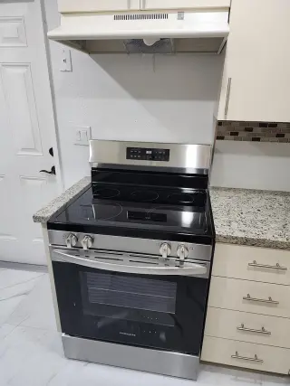 Well maintained 2/1 TRIPLEX located in a quiet, family-friendly neighborhood