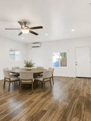 CASA TRASERA 2 RECÁMARAS / 1 BAÑO – 1,100 FT² – PATIO CUBIERTO – $2,850