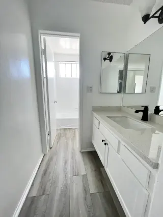 Renovated Studio w/ Modern Kitchen, Pool, Gym & Parking – East Hollywood