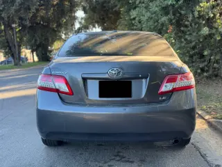 2011 Toyota Camry Base - Sedán confiable de 4 puertas con motor 2.5L