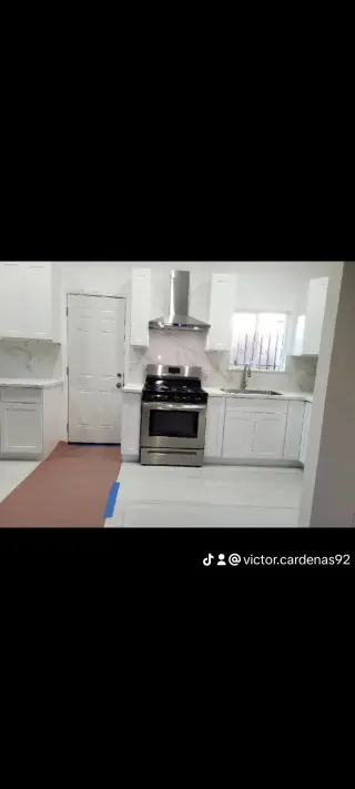 Cocina Moderna con Electrodomésticos de Acero Inoxidable