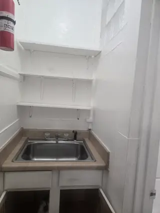 Cuarto amplio , con baño y clóset propio