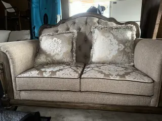 Sofá Elegante Tapizado con Cojines Decorativos