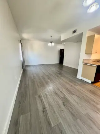 Apartamento de 2 Recámaras y 2 Baños en Renta Van Nuys 2 Bedroom Bath Apartment