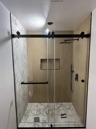 Renovación de Baño Moderno con Características Elegantes