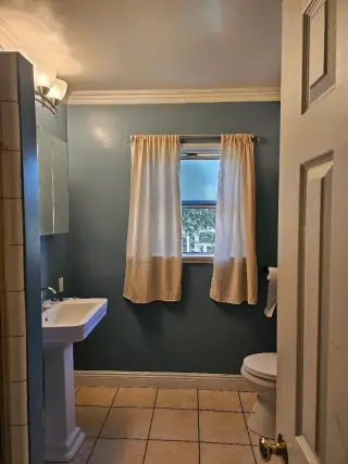 Habitación privada en hogar tranquilo de Whittier – $900 al mes