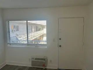 NEWLY RENOVATED BACHELOR UNIT WITH A/C, AVAILABLE NOW!!!!