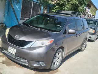 2013 TOYOTA SIENNA LE 3.5
