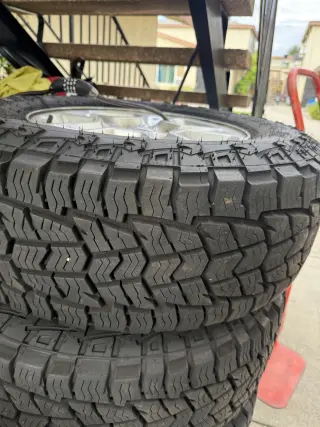 Juego de Rines de Jeep con Llantas Terra Trac AT