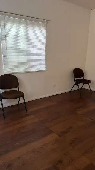Habitación Vacía con Sillas Disponible para Alquilar