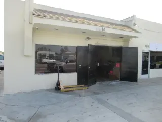 Compton - Edificio Commercial Con 2 Locales De Venta Por $549,000