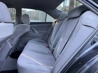 2011 Toyota Camry Base - Sedán confiable de 4 puertas con motor 2.5L
