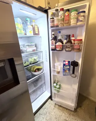Refrigerador Moderno con Amplio Almacenamiento