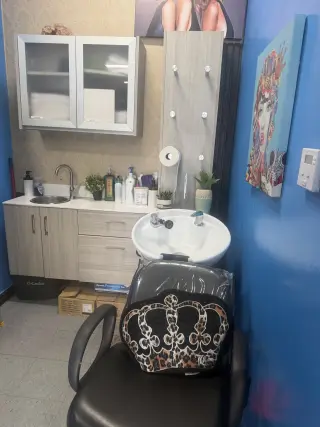 Espacio de Salón de Belleza Elegante en Renta