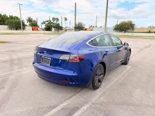 Tesla Model 3 2021 - Sedán Eléctrico en Excelente Estado