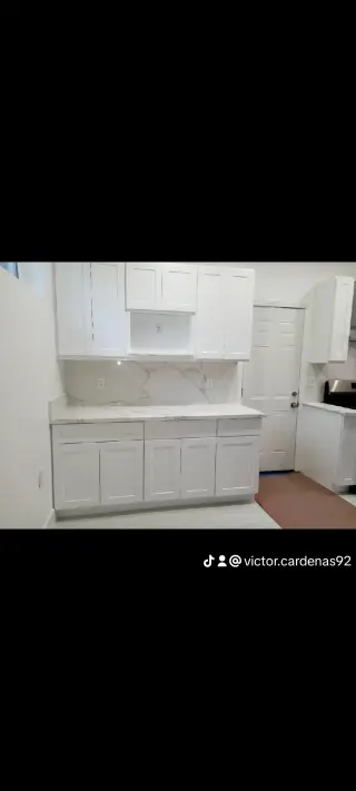 Cocina Moderna con Electrodomésticos de Acero Inoxidable