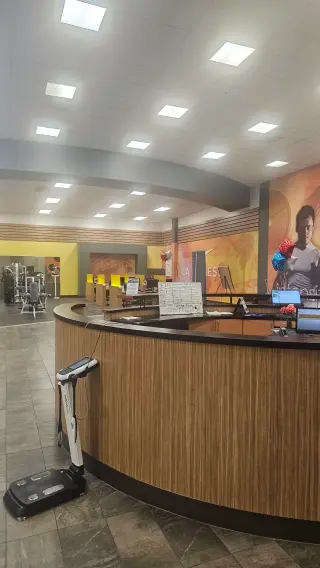 (Janitor) TRABAJA EN LA FITNESS Y ENTRENA GRATIS! (Part-Time) Limpieza