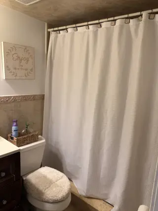 Acogedora Habitación con Cama Queen en Renta