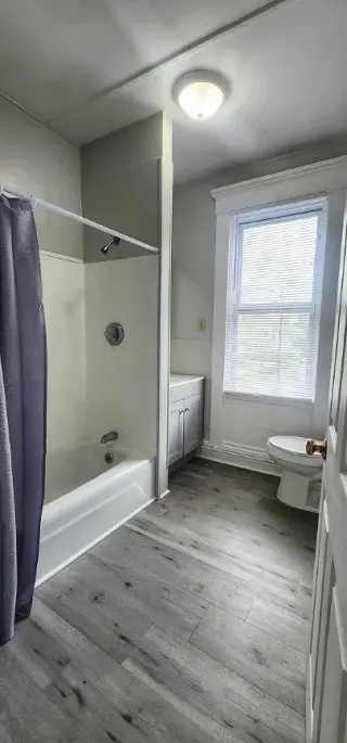 Depto 1 rec remodelado en Pomona CA bano nuevo pisos de madera pulidos