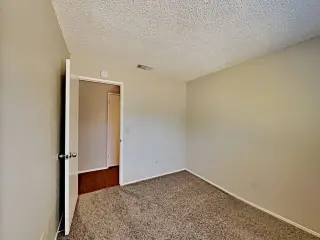 3 dormitorios, 2 baños, listo para habitar.