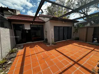 Se Renta Townhouse de una sola planta.