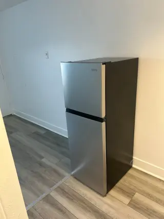 NEWLY RENOVATED BACHELOR UNIT WITH A/C, AVAILABLE NOW!!!!