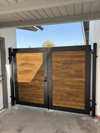 ¿Portón viejo? Vinilo $1,800 instalado en Riverside