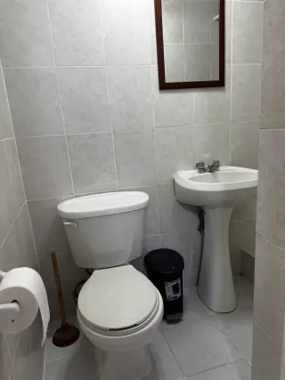Cuarto con bano privado  disponible para Sra/Srta.