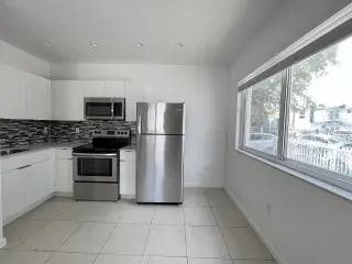 Una casa muy linda de un dormitorio y un baño, bañada por el sol