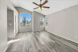 3 dormitorios, 2 baños, listo para habitar.
