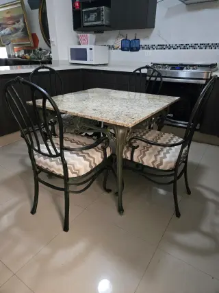 Conjunto de Mesa de Comedor con 4 Sillas Elegantes