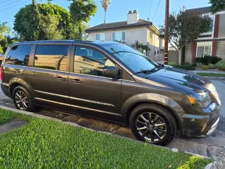 CRYSLER TOWN AND COUNTRY  S