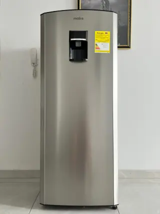 Nevera Mabe Frost 229 Litros con dispensador de agua