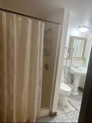 Cuarto con baño privado de renta