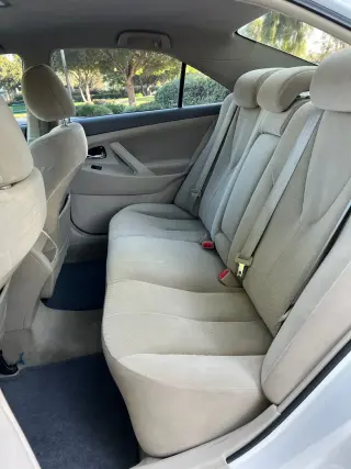Toyota Camry Sedán 2009 - Motor confiable de 2.4L, 4 puertas