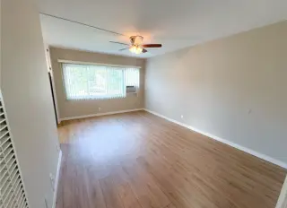 BUENA PARK CA Un dormitorio con estacionamiento