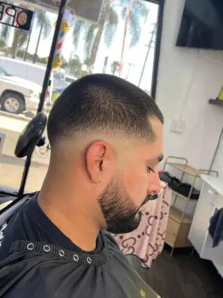 SE OCUPA BARBERO/A