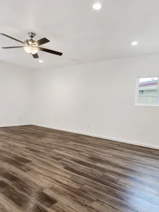 CASA TRASERA 2 RECÁMARAS / 1 BAÑO – 1,100 FT² – PATIO CUBIERTO – $2,850