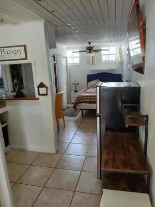 Habitación amoblada independiente.