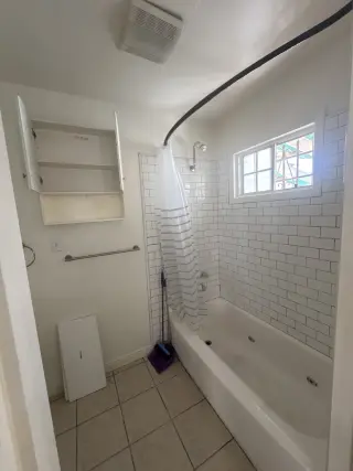 Se alquila habitación bachelor.