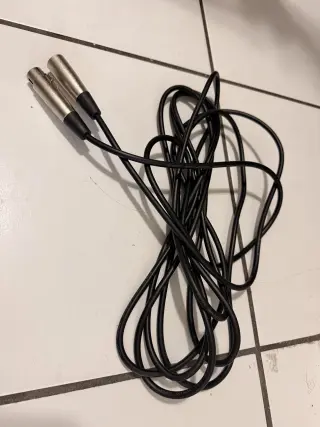Altavoces portátil marca rockville precio $180