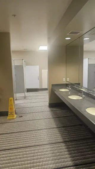 (Janitor) TRABAJA EN LA FITNESS Y ENTRENA GRATIS! (Part-Time) Limpieza