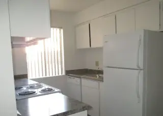 Depto espacioso y moderno en El Monte CA con calefaccion y garaje gratis