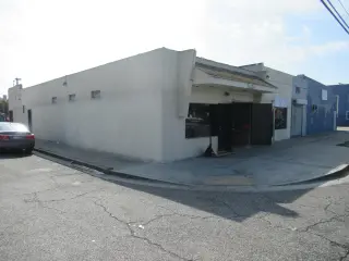 Compton - Edificio Commercial Con 2 Locales De Venta Por $549,000