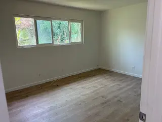 Santa Ana CA 2 bedrooms, 1-1/2 bath in rear of duplex